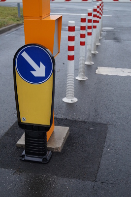 Verkehrsinselbake schwarz, überfahrbar, Breite: 220 mm