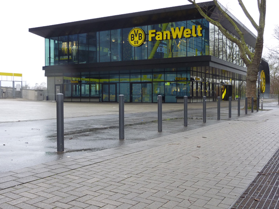 Stilpoller aus Stahl Ø 108 mm, ortsfest mit gewölbter Kappe