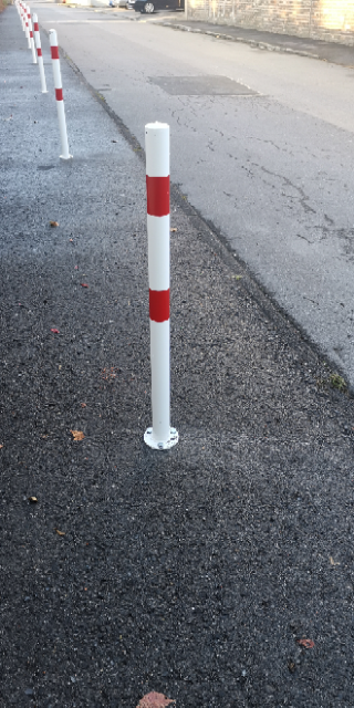 Absperrpfosten -OKTAVUS- aus Ø 60 mm, mit Fußplatte zum Aufdübeln