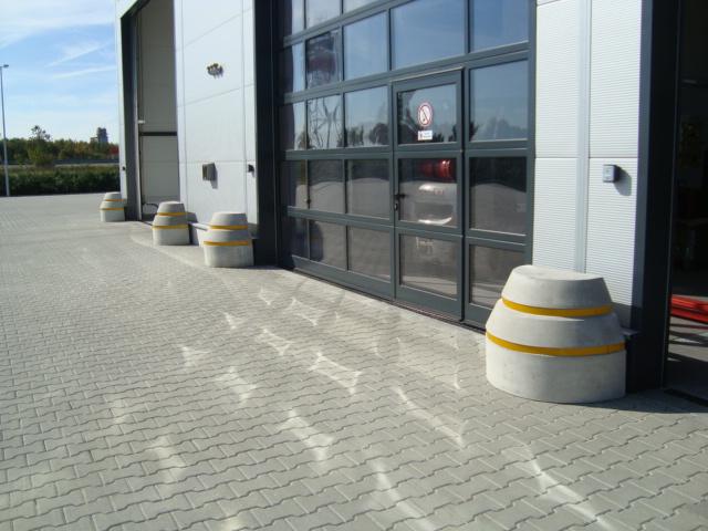 Anfahrschutzpoller Typ V 625x1250x700 mm mit Reflexfolie