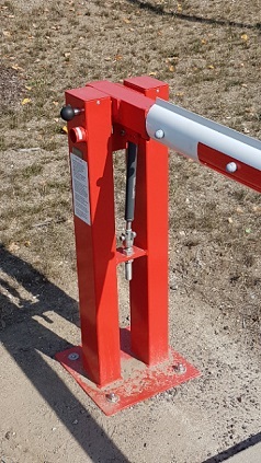 Sperrschranke mit Gasdruckfeder | rot-weiß | bis 8m | vertikal schwenkbar