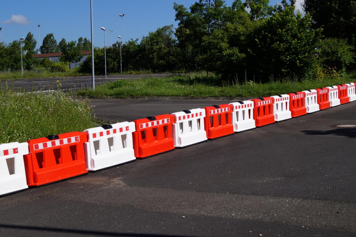 Fahrbahnteiler, Leitwand, Schrammbord in weiß