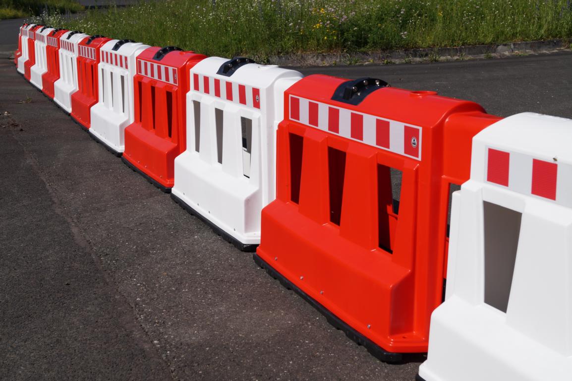 Fahrbahnteiler, Leitwand, Schrammbord in weiß