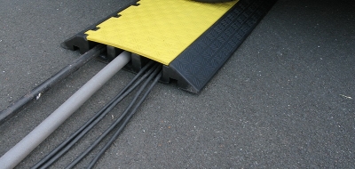 Kabelbrücke | 3 Kanäle | Länge 900 mm | 24 t Achslast