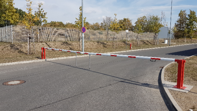 Sperrschranke mit Gasdruckfeder | rot-weiß | bis 8m | vertikal schwenkbar