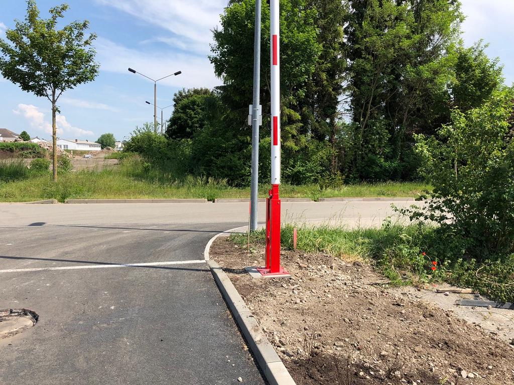 Sperrschranke mit Gasdruckfeder | rot-weiß | bis 8m | vertikal schwenkbar