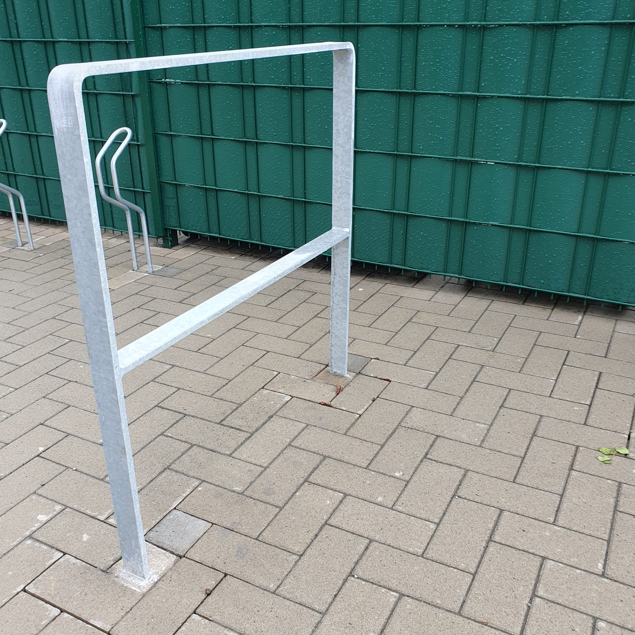 Anlehnbügel -Planus- aus Flachstahl 80x12 mm, Ecken gebogen 