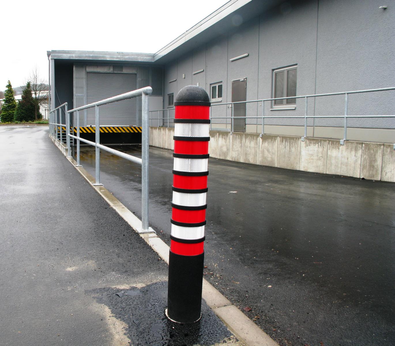 Poller -LINZ- Ø 140 mm aus Kunststoff, 90° neigbar